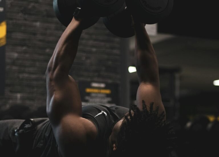 man som utför hantelflyes på gymmet